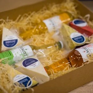 JUUSTUVABRIKU SUUR KINKEKOMPLEKT REALISTI KÄSITÖÖLIMONAADIDE JA MOOSIVABRIKU JUUSTUMOOSIDEGA